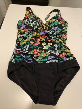 Croft & Barrow Brand Women's size 10 NWOT Floral Black One Piece Swimsuit